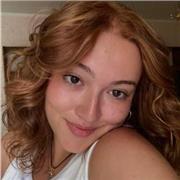 studentessa di farmacia impartisce lezioni di italiano per ragazzi di scuole elementari-medie